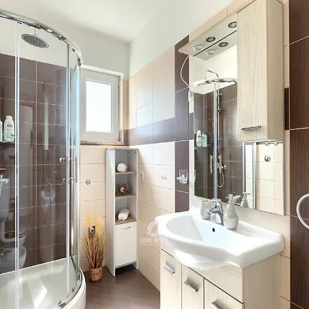 Spacious With Bubble Bath And Garden