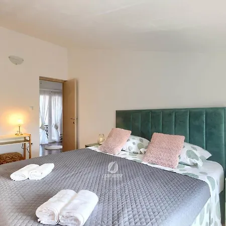 Spacious With Bubble Bath And Garden アパート ボドニャン