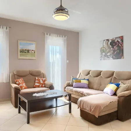 Spacious With Bubble Bath And Garden ボドニャン