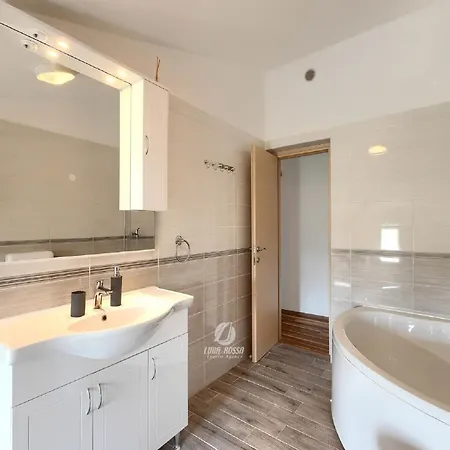 アパート Spacious With Bubble Bath And Garden ボドニャン