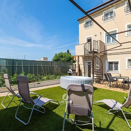Spacious With Bubble Bath And Garden Apartment Vodnjan