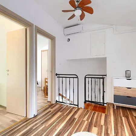 Apartment Spacious With Bubble Bath And Garden Vodnjan