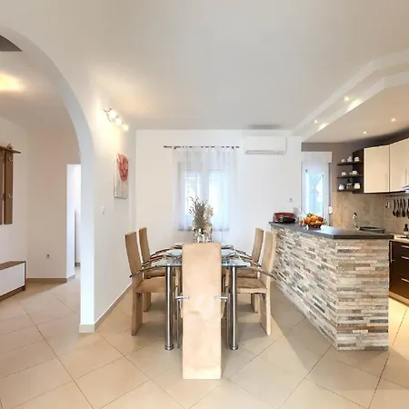 Spacious With Bubble Bath And Garden Apartment
