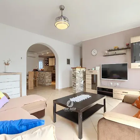 Spacious With Bubble Bath And Garden Vodnjan