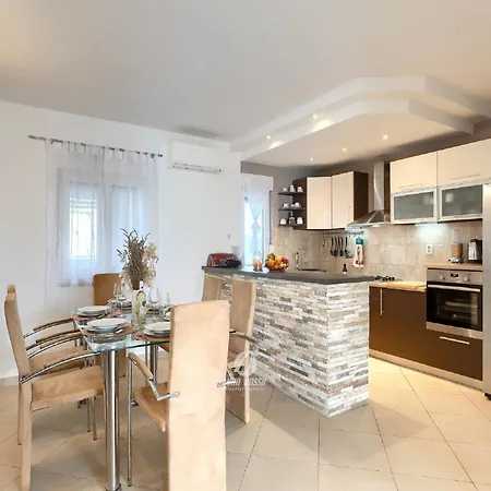 Spacious With Bubble Bath And Garden * Vodnjan
