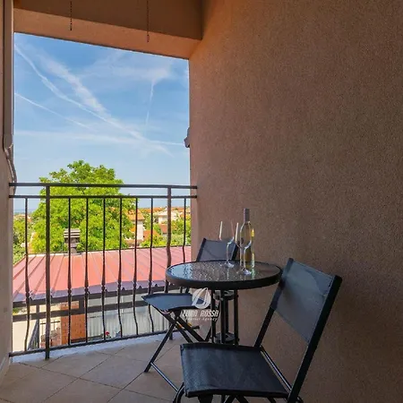 Spacious With Bubble Bath And Garden Apartment