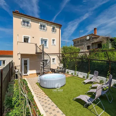Spacious With Bubble Bath And Garden Apartment *