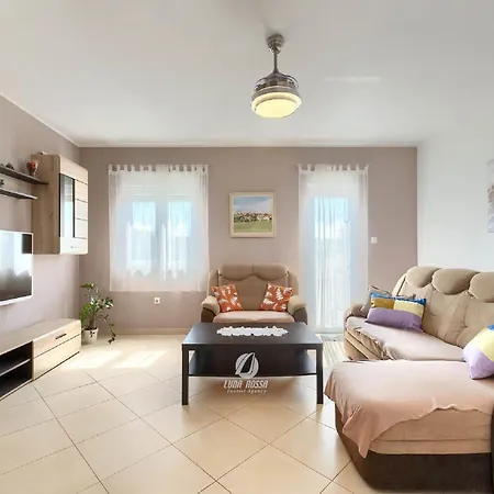 Spacious With Bubble Bath And Garden Apartment *